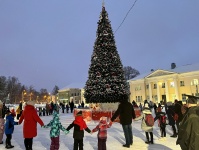 Новогодняя ель на Коноваловской площади засияла праздничными огнями