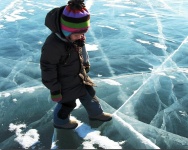 Ели ребёнок провалился под лёд!