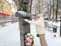 Волонтеры Победы Вичуги возложили цветы к бюстам великих полководцев в День Героев Отечества